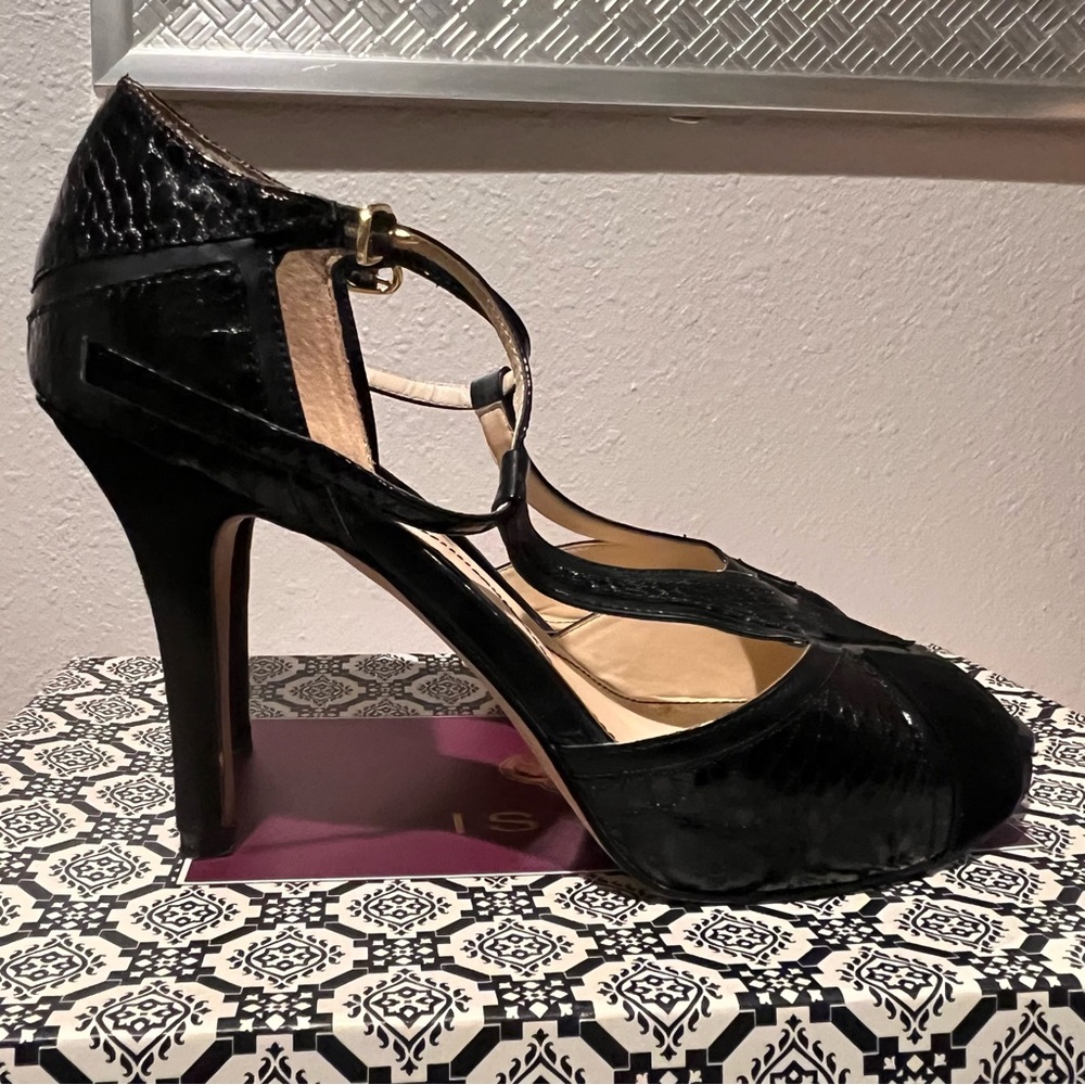 Isola Catalina Black King Suede Snake Print Peep Toe T Strap Heels Size 9.5 - Picture 2 of 13